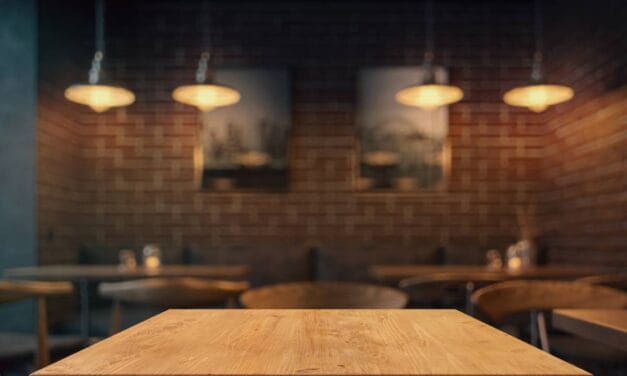 Fabriquez une table vintage avec une vieille porte en bois