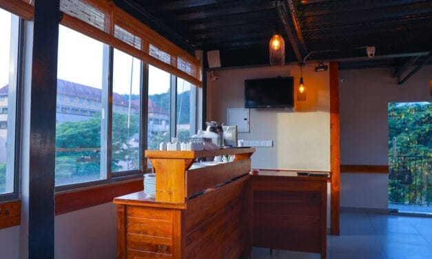 Comment éclaircir une cuisine en chêne sans abîmer le bois ?