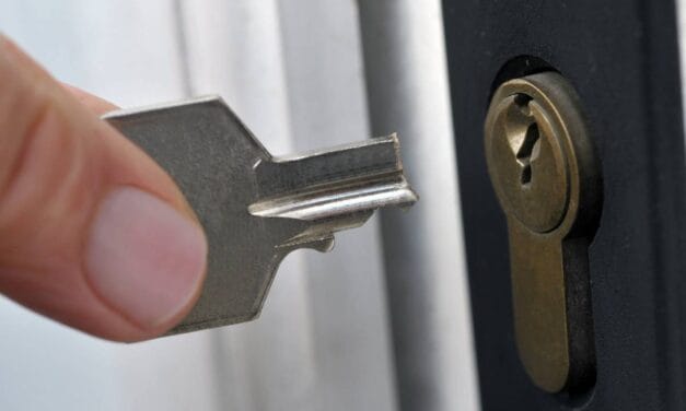 Comment bien réagir face à une porte bloquée ou une clé perdue à Paris ?