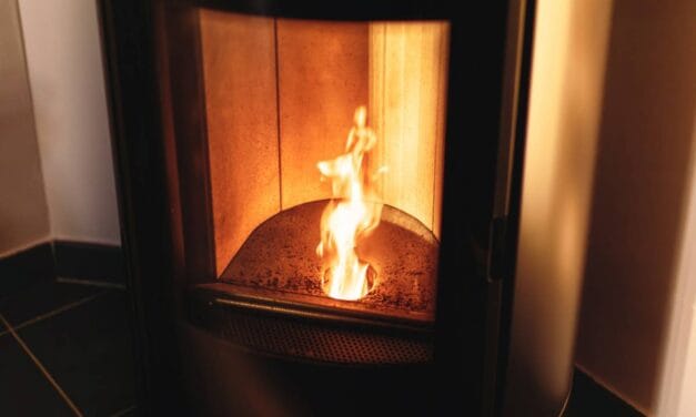 Installer un poêle à bois chez soi : les questions à se poser avant